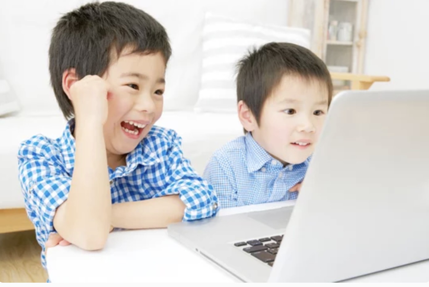 パソコンを見ながら笑顔で学ぶ子どもたち