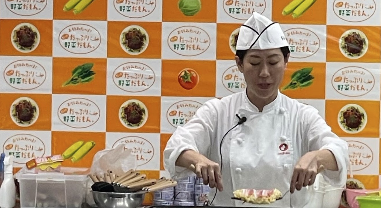 お好み焼きを実演する講師